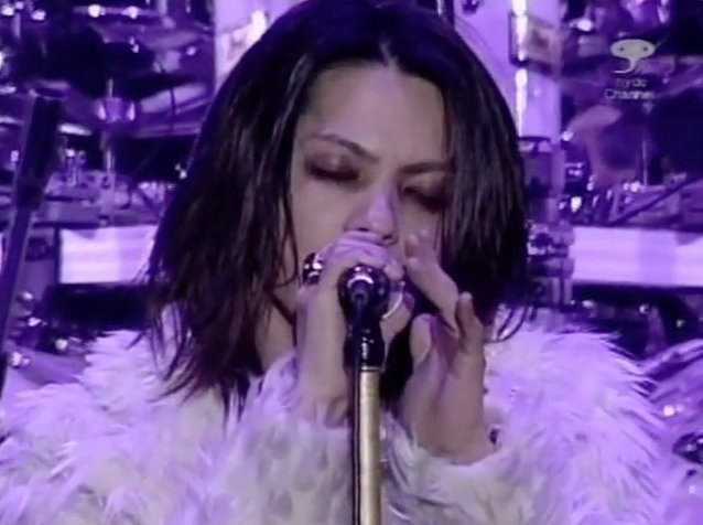 “クロロ”HYDE、神戸に光臨！ファン興奮のVAMPSアリーナ公演初日