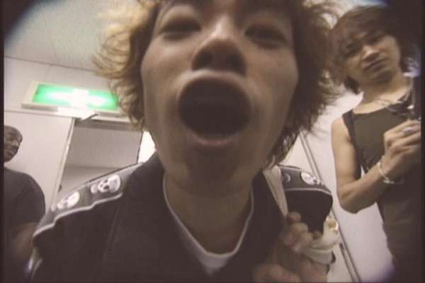 “クロロ”HYDE、神戸に光臨！ファン興奮のVAMPSアリーナ公演初日