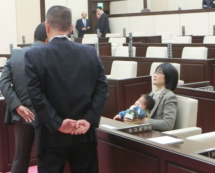 著名人らによる「#子連れ会議OK」の輪が広がる　熊本市議の子連れ出席をうけ