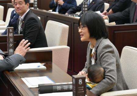 著名人らによる「#子連れ会議OK」の輪が広がる　熊本市議の子連れ出席をうけ
