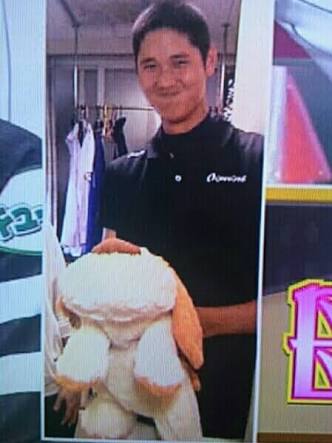 ぬいぐるみを抱いて寝る人！