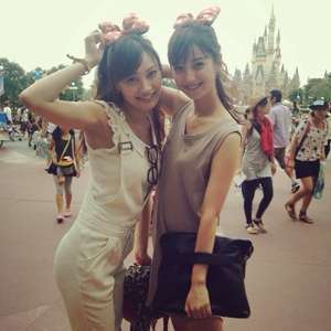 桐谷美玲＆河北麻友子、これは目立つ！ディズニー双子コーデに女子興奮