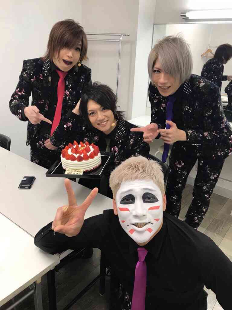 ゴールデンボンバー樽美酒研二の誕生日に祝福殺到