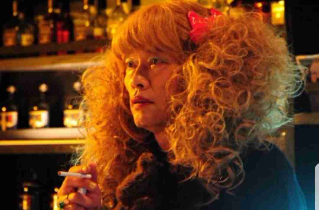 遠藤憲一、女装姿が衝撃的！バーのママ役