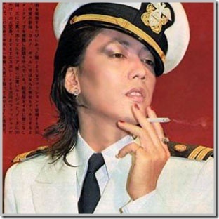 なんで脱いだの？と聞いてみたくなる有名人