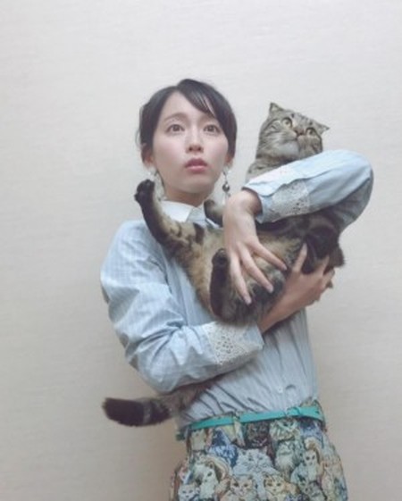 猫を抱く広瀬すずが美少女すぎると話題　「猫になりたい」の声続出