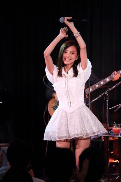 真野恵里菜、白ニット姿に反響 「可愛すぎて気絶した」