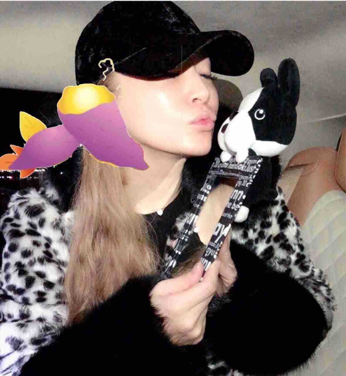 浜崎あゆみ、“チュー顔”写真公開で「全てが可愛すぎ」「お肌ちゅるちゅる」