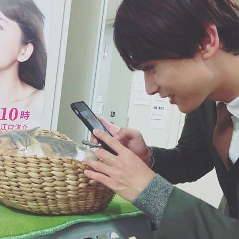 イケメンの横顔画像を貼るトピ