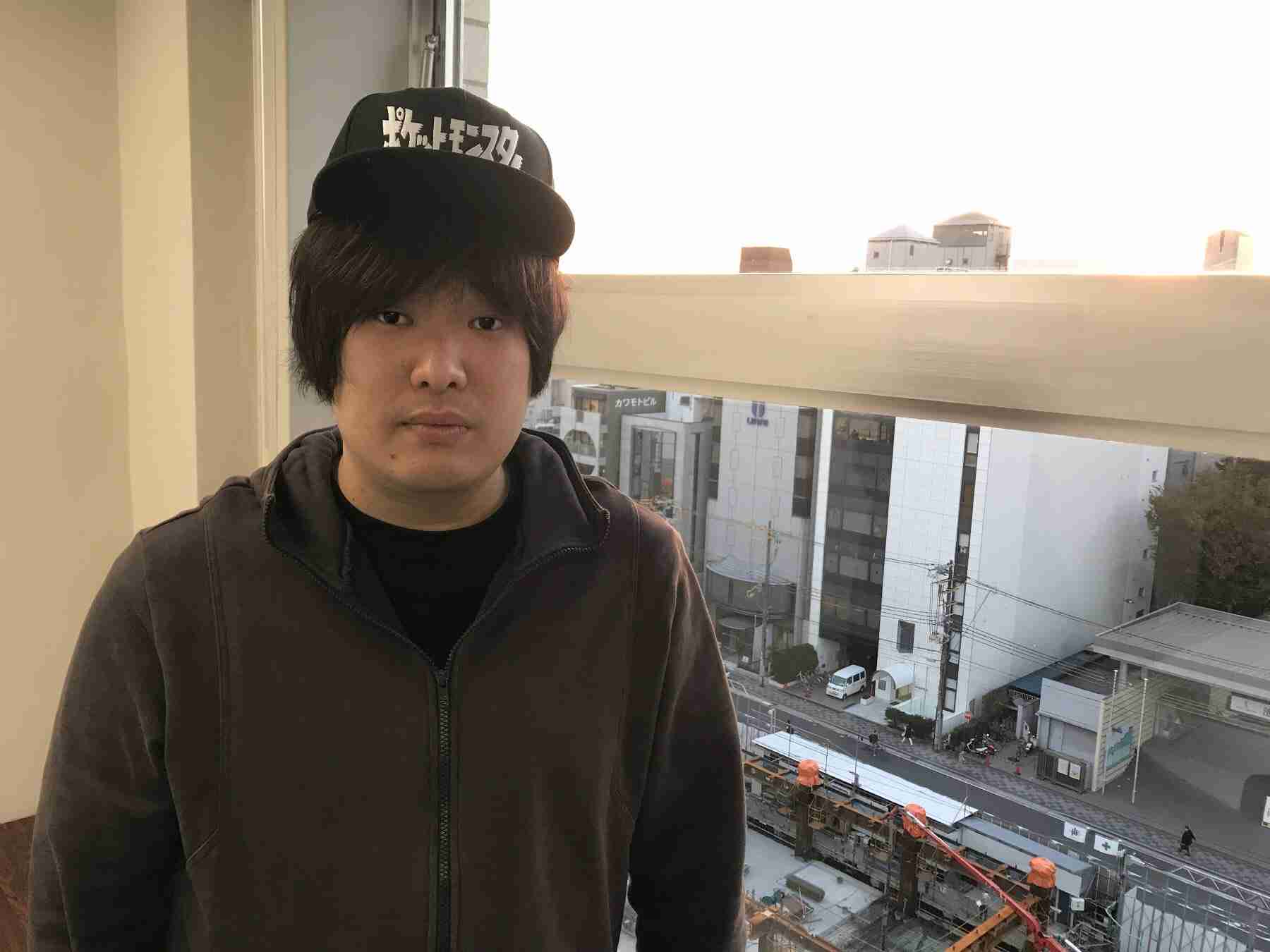 岡崎体育、デビュー後初めて連絡交換した女性が話題に！「リアル美女と野獣」