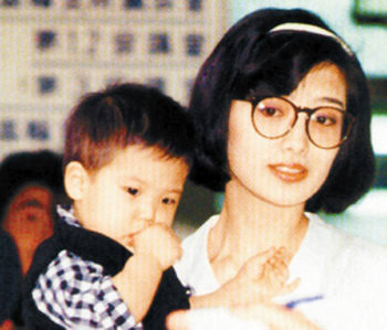 堀北真希 茶髪ショートに…親子3人の休日で見せた激変の今