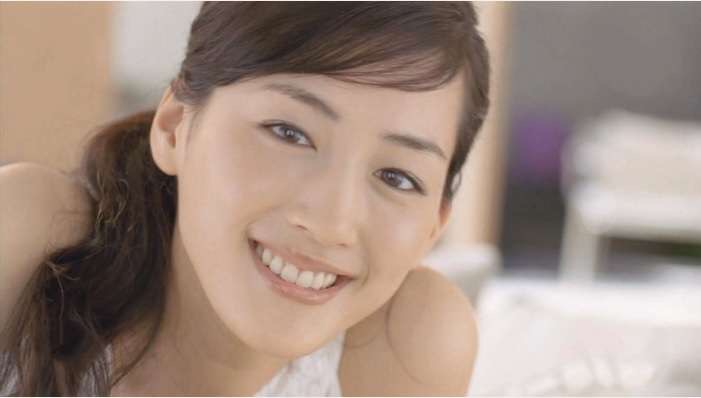 綾瀬はるか、華やかなドレス姿で登場 クリスマスの予定は「お仕事」