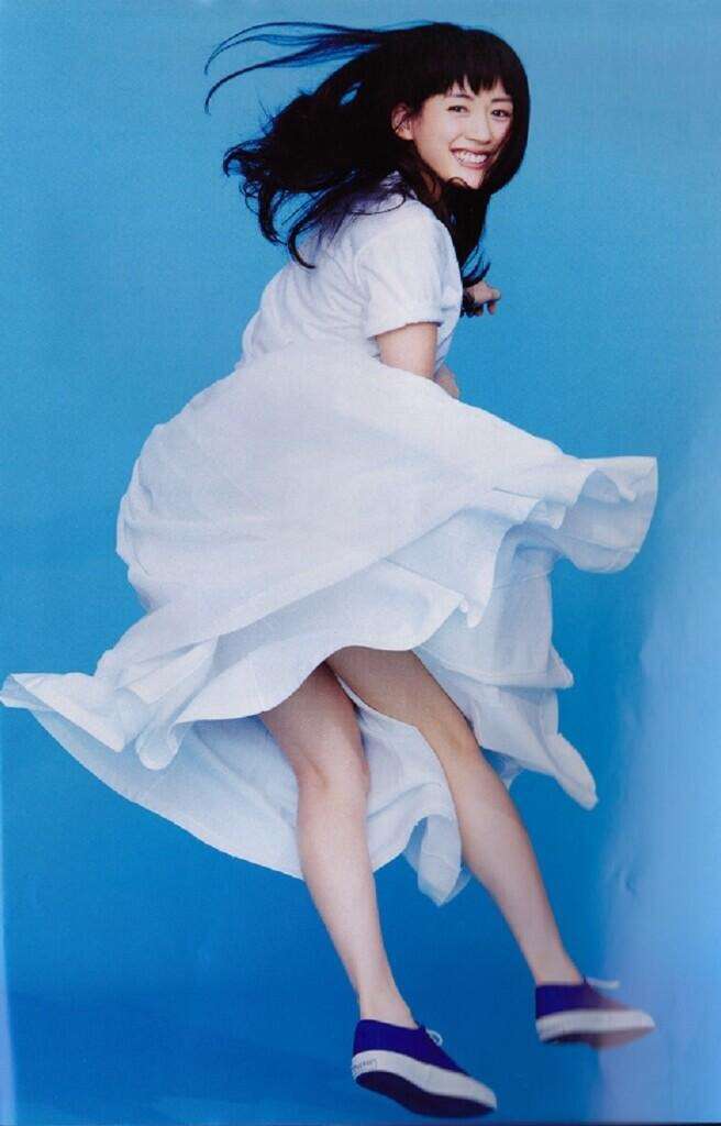 綾瀬はるか、華やかなドレス姿で登場 クリスマスの予定は「お仕事」