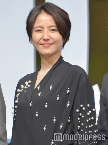 綾瀬はるか、華やかなドレス姿で登場 クリスマスの予定は「お仕事」