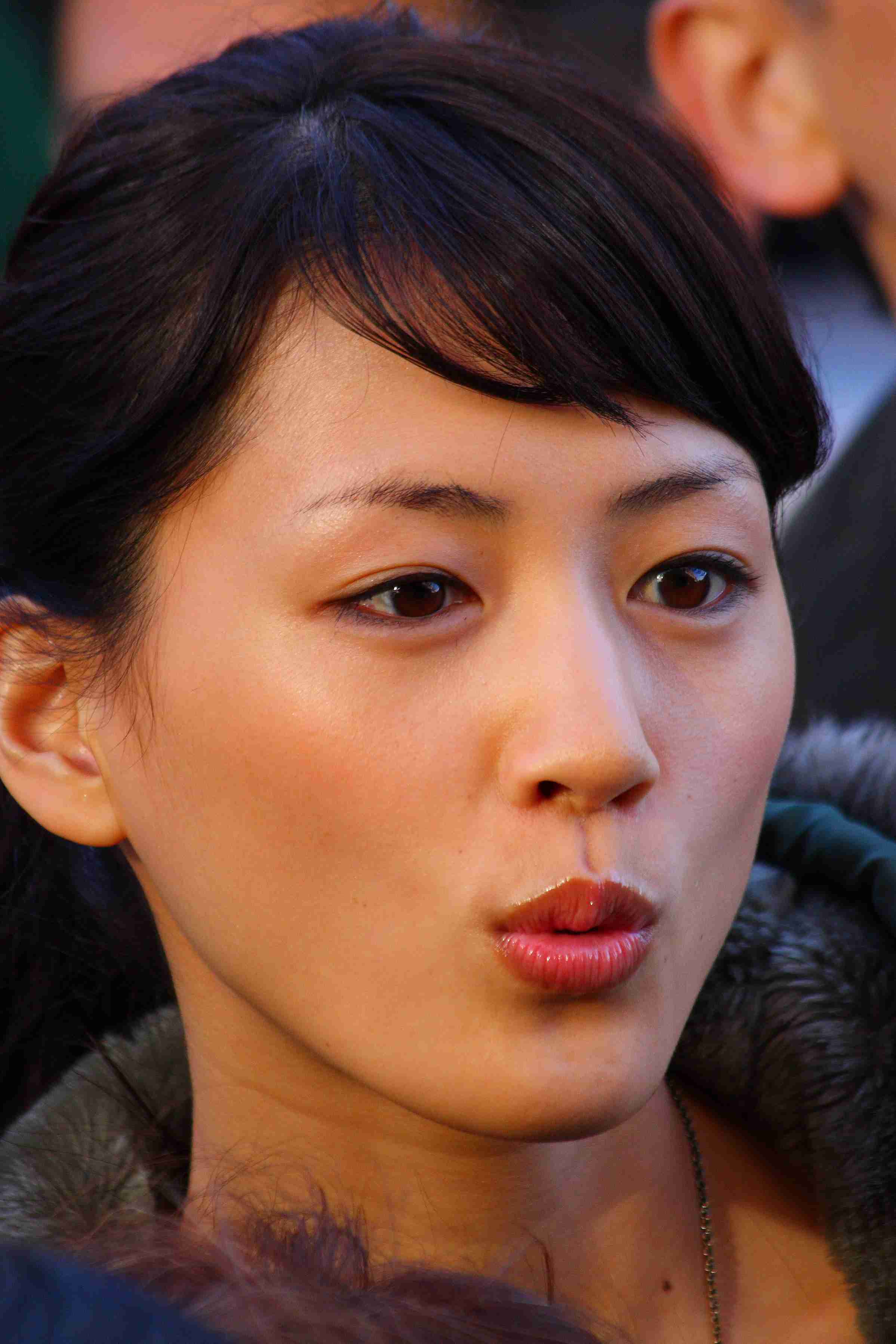 綾瀬はるか、華やかなドレス姿で登場 クリスマスの予定は「お仕事」