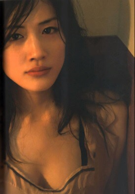 綾瀬はるか、華やかなドレス姿で登場 クリスマスの予定は「お仕事」