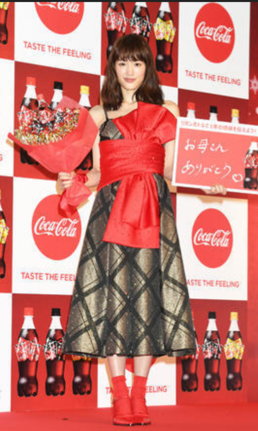 綾瀬はるか、華やかなドレス姿で登場 クリスマスの予定は「お仕事」