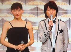 綾瀬はるか、華やかなドレス姿で登場 クリスマスの予定は「お仕事」
