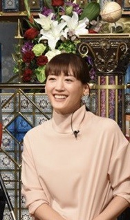 綾瀬はるか、華やかなドレス姿で登場 クリスマスの予定は「お仕事」