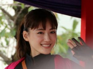 綾瀬はるか、華やかなドレス姿で登場 クリスマスの予定は「お仕事」