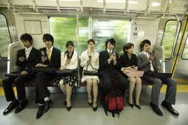 「駅と電車内の迷惑行為ランキング」発表　2位は「座席の座り方」、1位は9年連続で…　