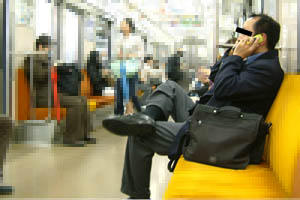 「駅と電車内の迷惑行為ランキング」発表　2位は「座席の座り方」、1位は9年連続で…　
