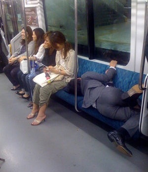 「駅と電車内の迷惑行為ランキング」発表　2位は「座席の座り方」、1位は9年連続で…　