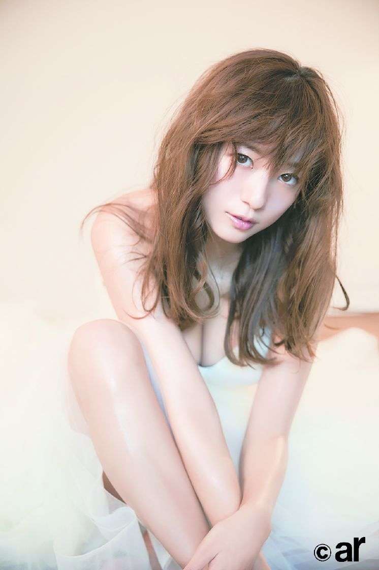 元AAA伊藤千晃、スリップ1枚の大人ショット公開で反響「セクシー千晃」「ほんとにママですか？」