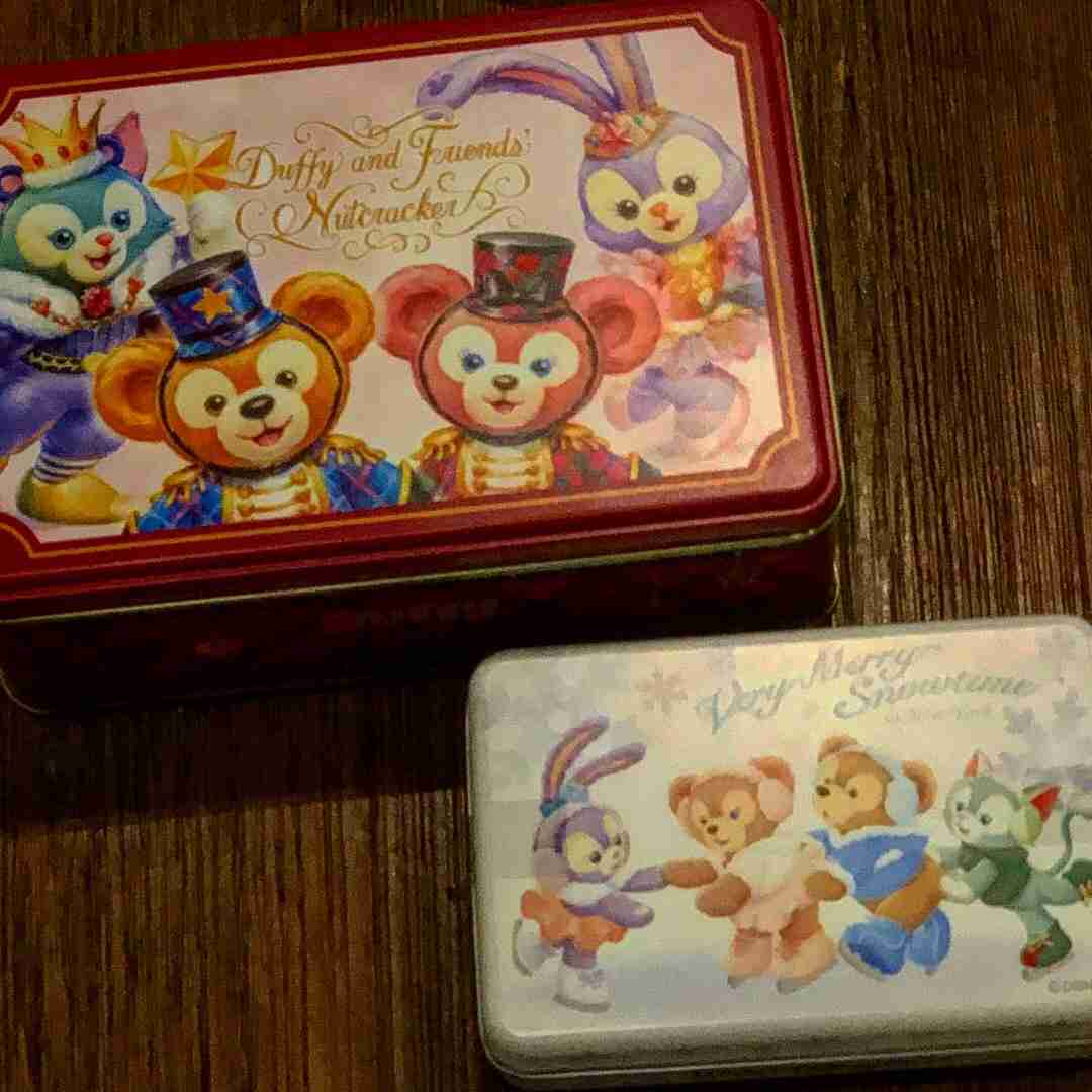 ディズニーのお菓子の缶をあげてこう！！