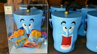 ディズニーのお菓子の缶をあげてこう！！