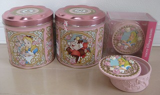 ディズニーのお菓子の缶をあげてこう！！