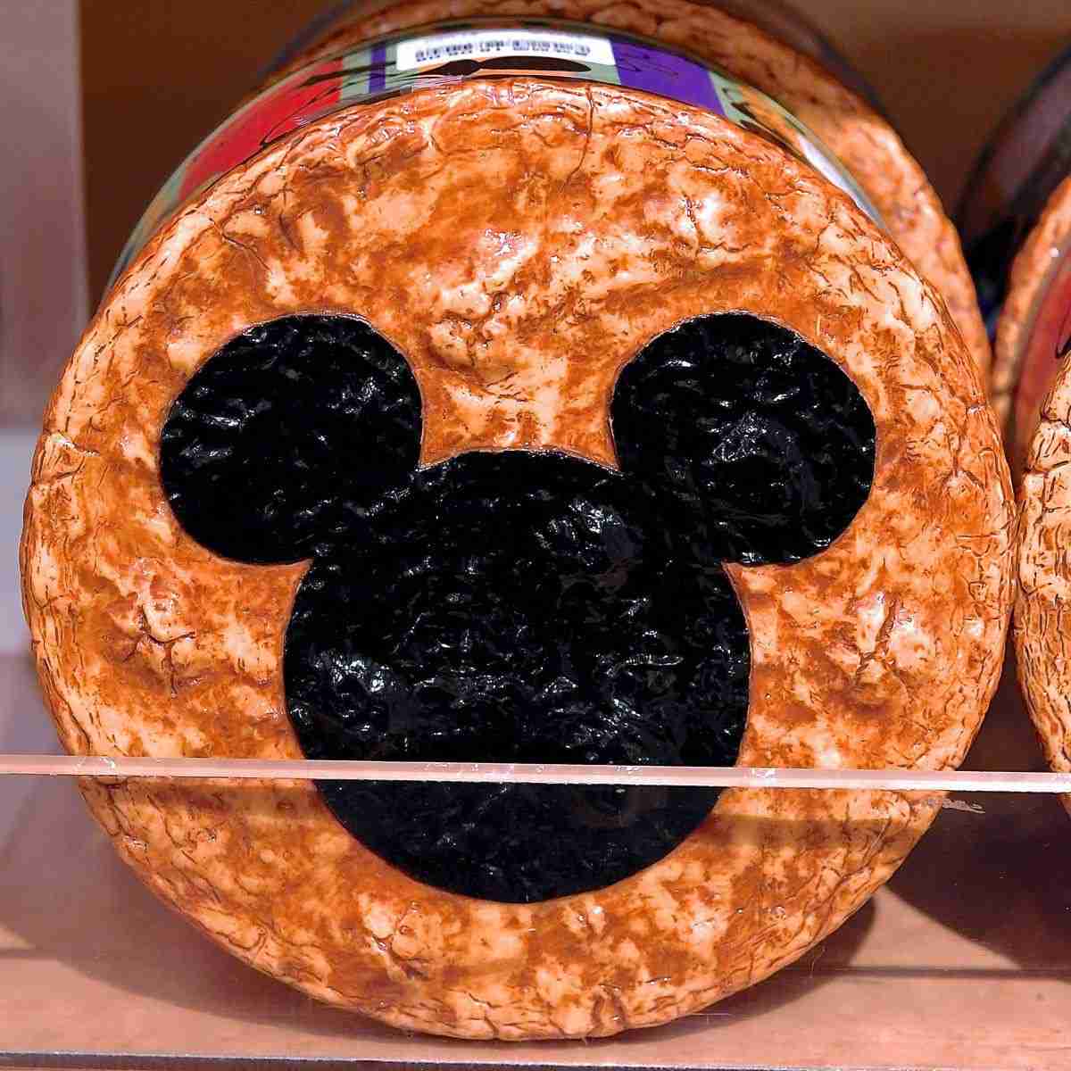 ディズニーのお菓子の缶をあげてこう！！