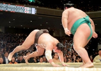 横綱・白鵬が休場　4日目嘉風戦で左足親指を負傷