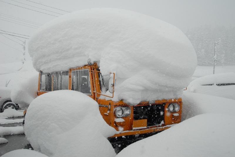 JR信越線 大雪で半日以上動けず 430人が車内に