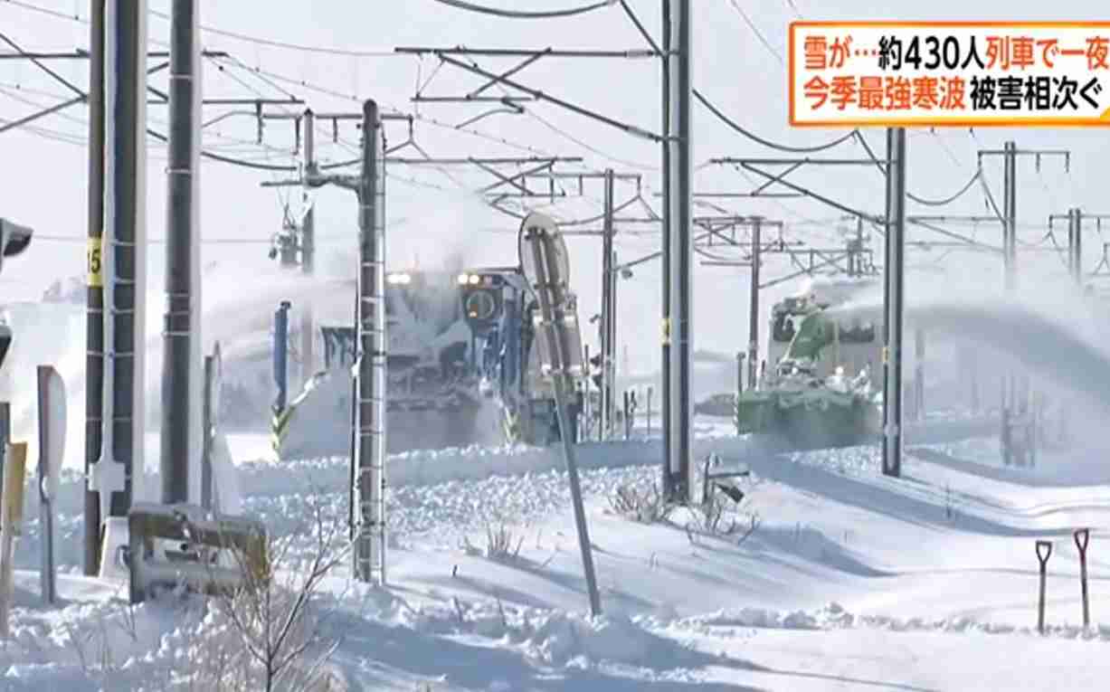 JR信越線 大雪で半日以上動けず 430人が車内に