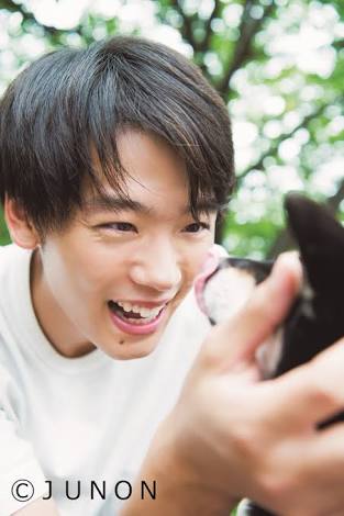 竹内涼真は「あざとい」のか？真のぶりっこ度＆ナルシスト度を、筆跡から読み解く！