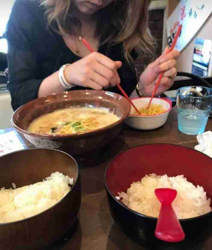 焼肉店で従業員に集団リンチ 「鼻に入れたティッシュに火」「体に熱湯をかける」