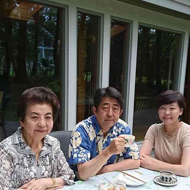 安倍昭恵夫人が安倍首相の冴えない画像を投稿 批判コメントも消さない謎