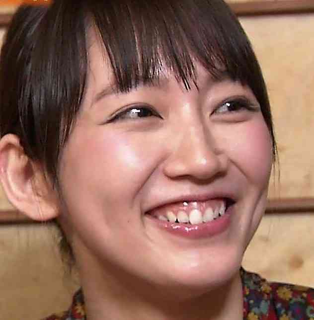 吉岡里帆＆中村アン、仲良し2ショットの背景に“写り込み”「後ろに何かいる」