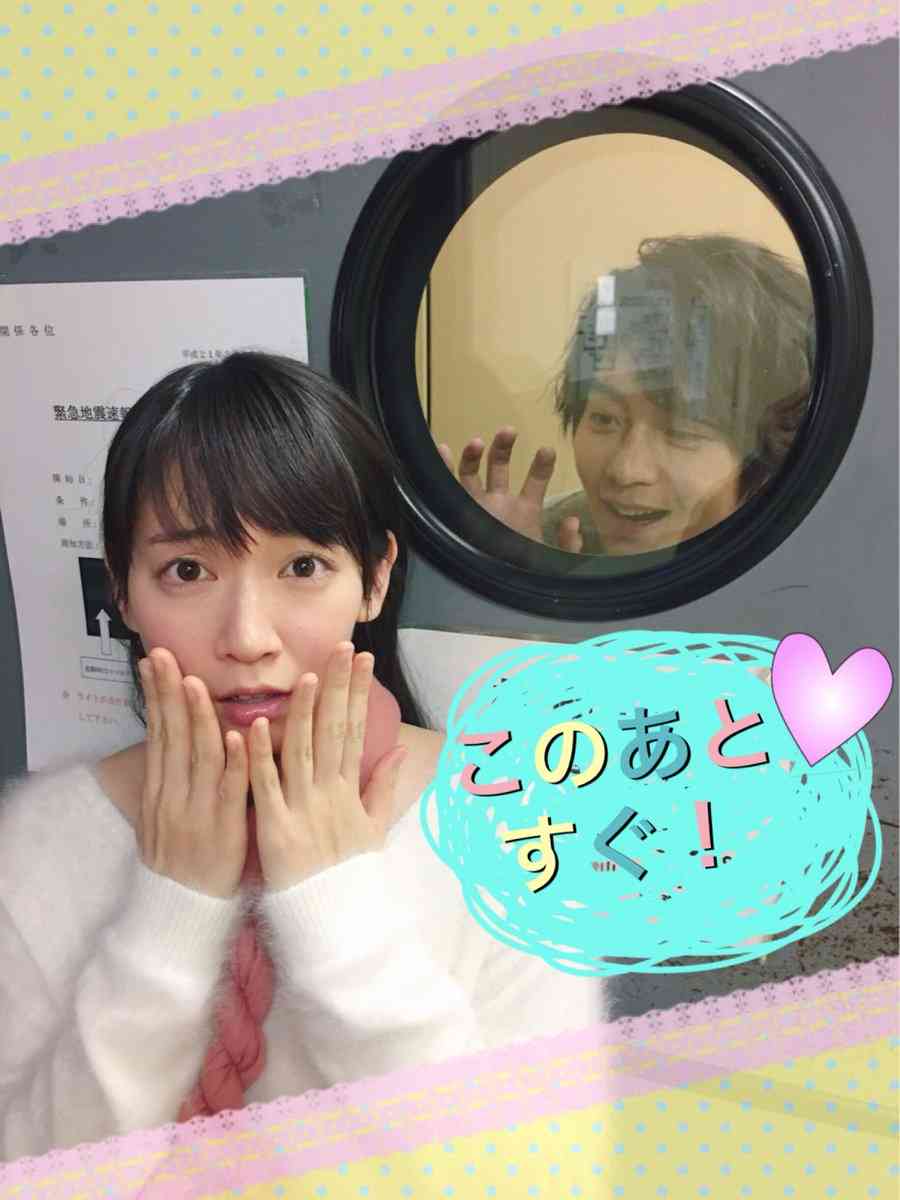 吉岡里帆＆中村アン、仲良し2ショットの背景に“写り込み”「後ろに何かいる」