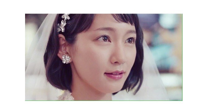 吉岡里帆＆中村アン、仲良し2ショットの背景に“写り込み”「後ろに何かいる」