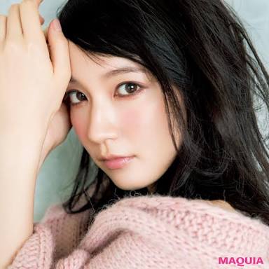 吉岡里帆＆中村アン、仲良し2ショットの背景に“写り込み”「後ろに何かいる」