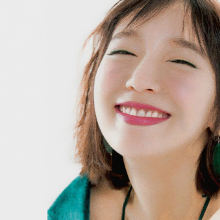 吉岡里帆＆中村アン、仲良し2ショットの背景に“写り込み”「後ろに何かいる」