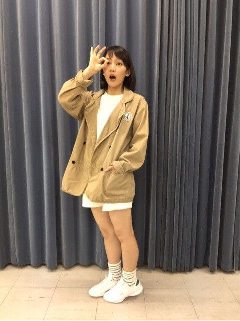 吉岡里帆＆中村アン、仲良し2ショットの背景に“写り込み”「後ろに何かいる」