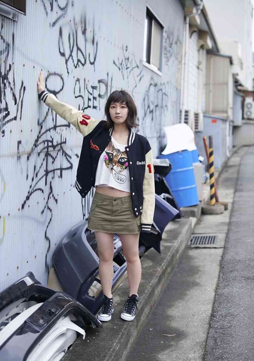 吉岡里帆＆中村アン、仲良し2ショットの背景に“写り込み”「後ろに何かいる」
