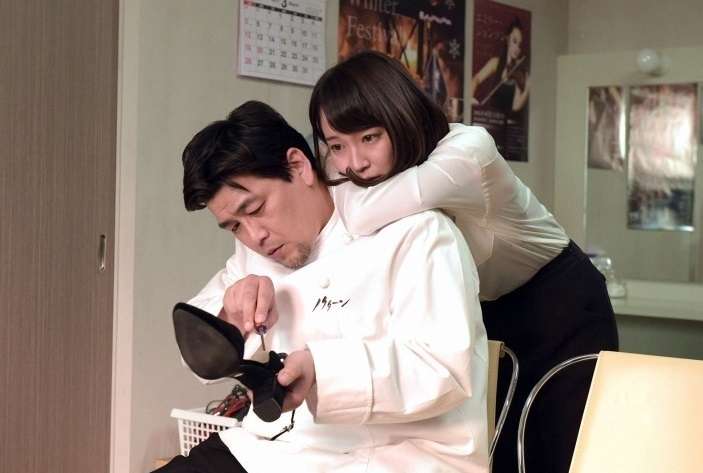 吉岡里帆＆中村アン、仲良し2ショットの背景に“写り込み”「後ろに何かいる」