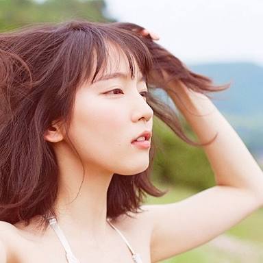 吉岡里帆＆中村アン、仲良し2ショットの背景に“写り込み”「後ろに何かいる」