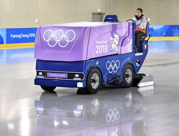【フィギュア】宇野昌磨　公式練習切り上げ、右足首負傷の可能性　おんぶされバスに…