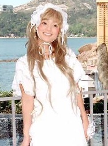 浜崎あゆみ、ミニスカートから美尻チラリ「見えちゃいそう」「超セクシー」と反響