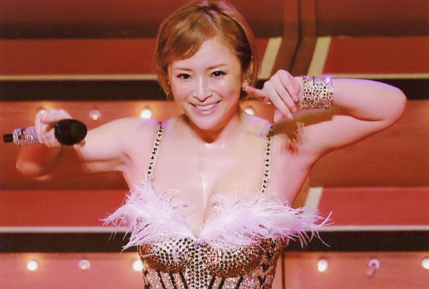 浜崎あゆみ、ミニスカートから美尻チラリ「見えちゃいそう」「超セクシー」と反響